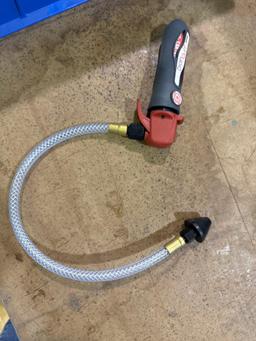 Drain gun with CO2 cartridge