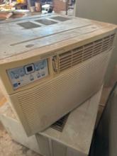 Frigidaire window unit Must bring help to load Condition unknown