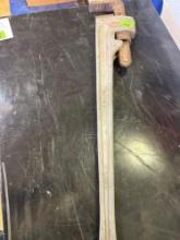 pipe wrench measurements in photo