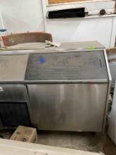 Ice maker - Condition unknown Measurements in photo Must bring help to load