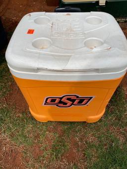 Igloo pullable cooler OSU, cracked top with cup holders