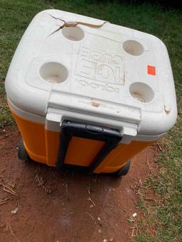 Igloo pullable cooler OSU, cracked top with cup holders