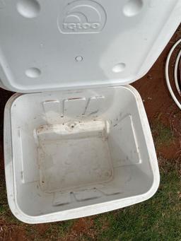 Igloo pullable cooler OSU, cracked top with cup holders