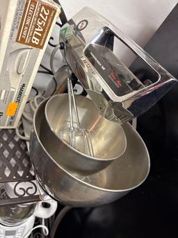 George Forman grill, Kraft, Hamilton Besch electric knife, Hamilton Beach stand mixer