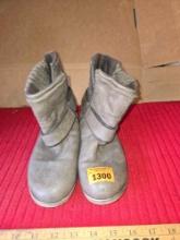 Size 6 M, Zippered Fashion Boots.