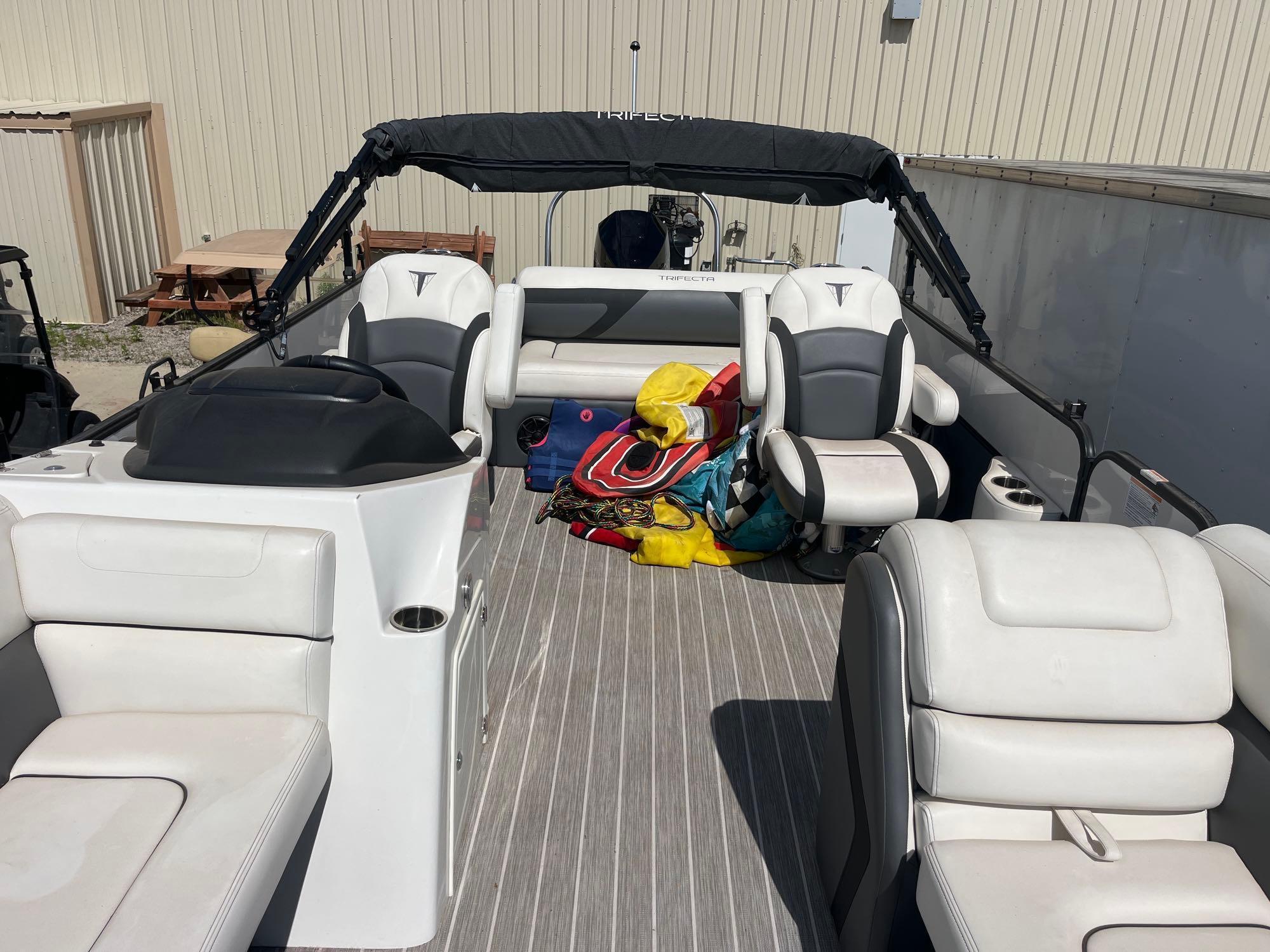 2023 Trifecta 24ft Tritoon 24UL LE boat with 200 Hp mercury