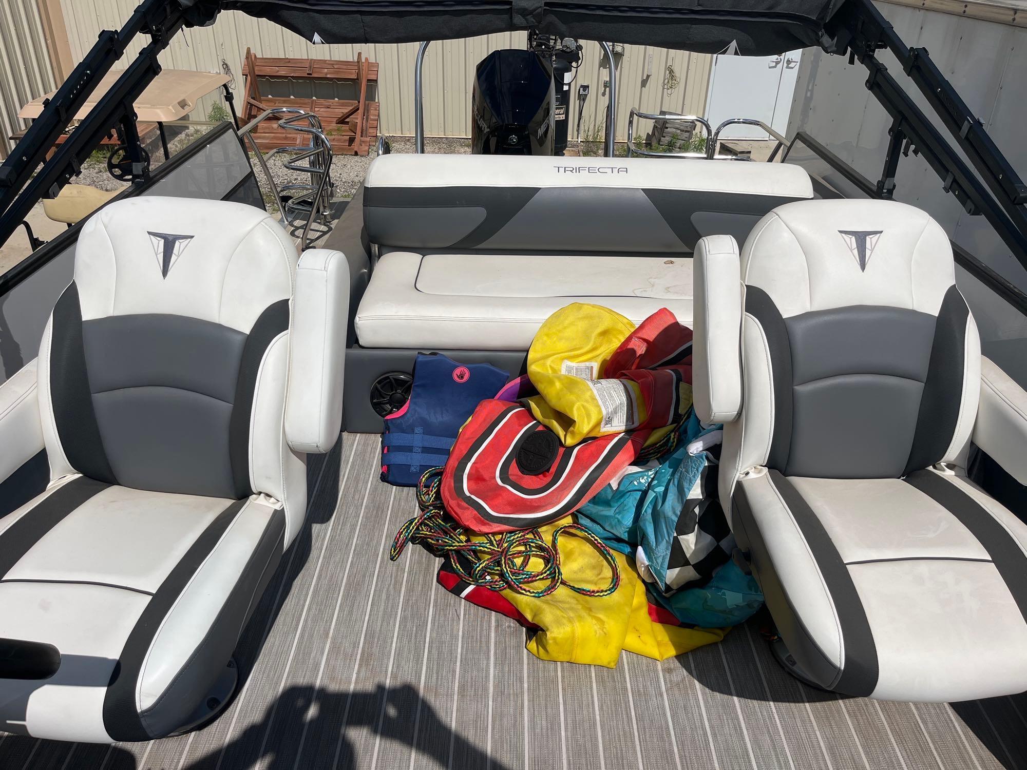 2023 Trifecta 24ft Tritoon 24UL LE boat with 200 Hp mercury