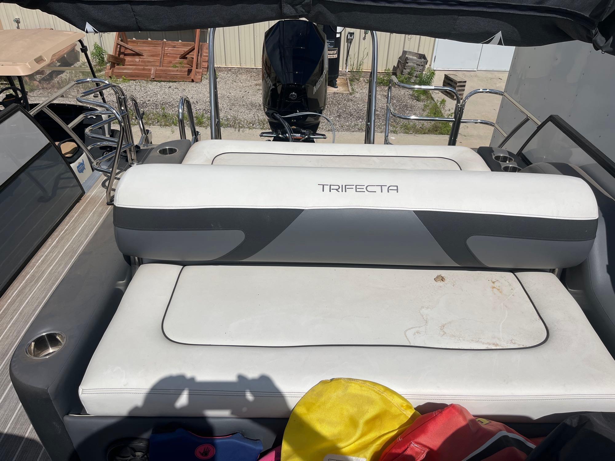 2023 Trifecta 24ft Tritoon 24UL LE boat with 200 Hp mercury
