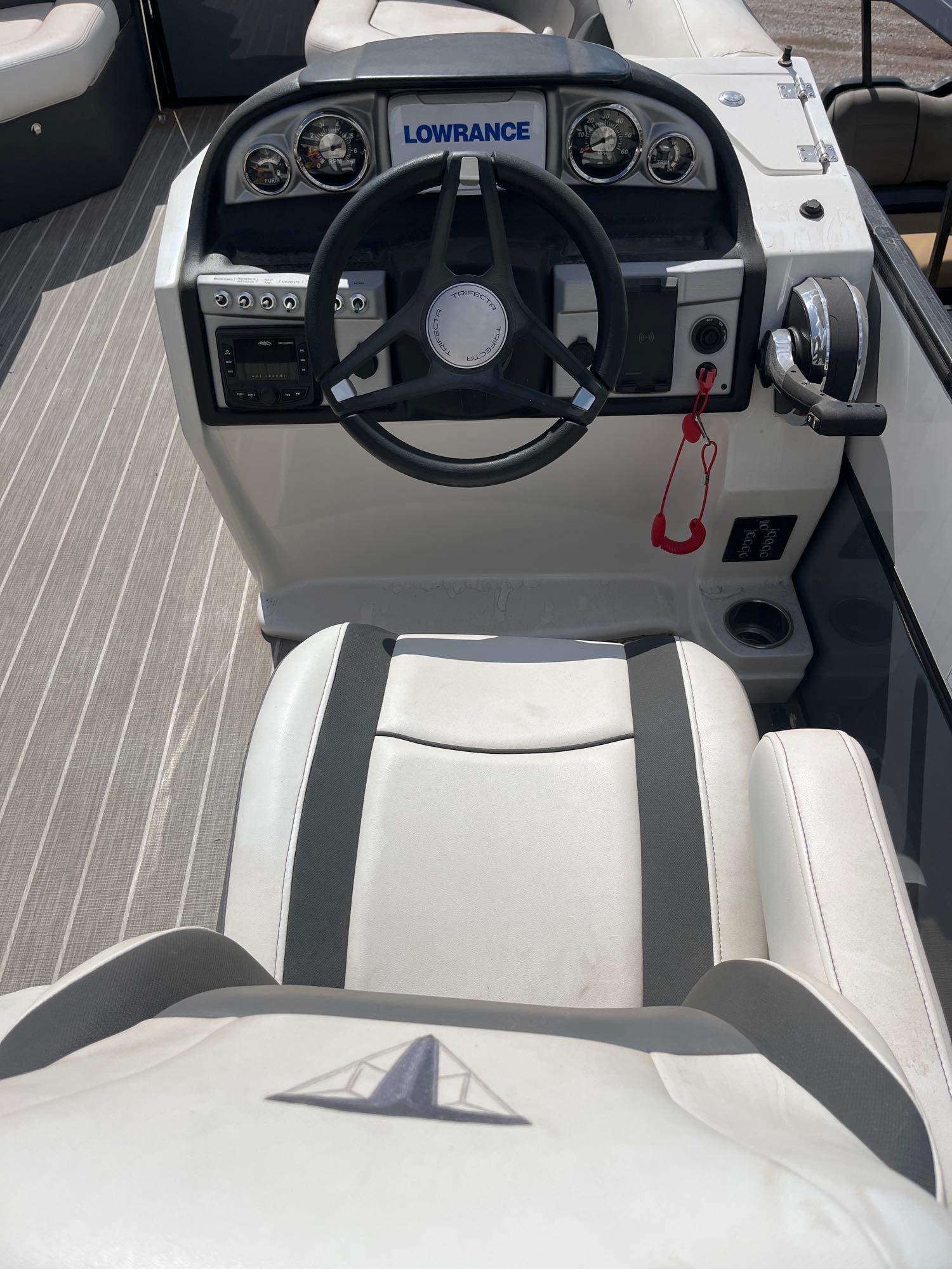 2023 Trifecta 24ft Tritoon 24UL LE boat with 200 Hp mercury