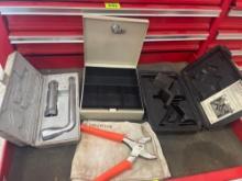 crankshaft; spark plug wheel; snap pliers; box