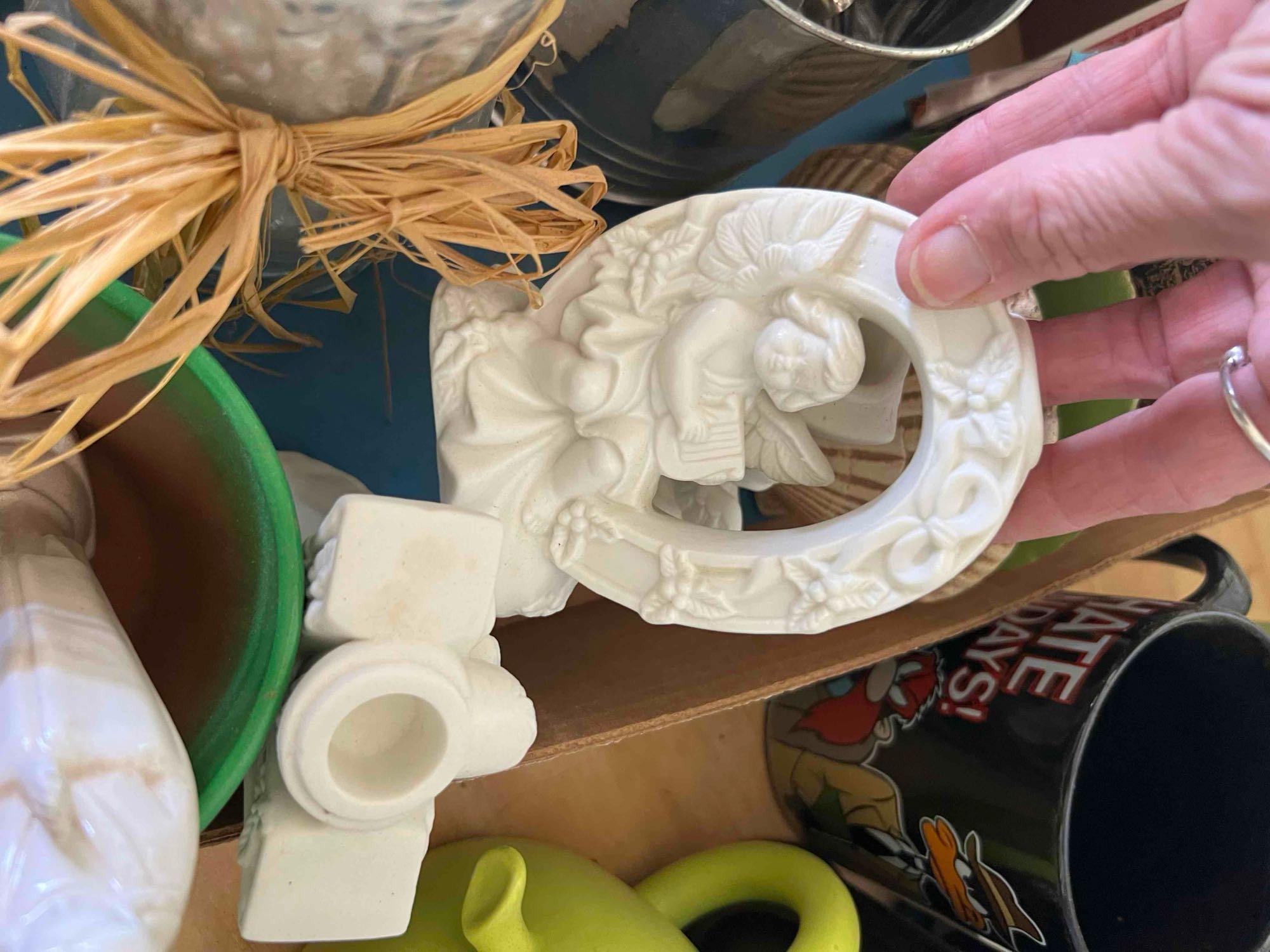 Box with a sifter, cookie cutters, flower vase, salt and pepper shakers, decorating tips and other