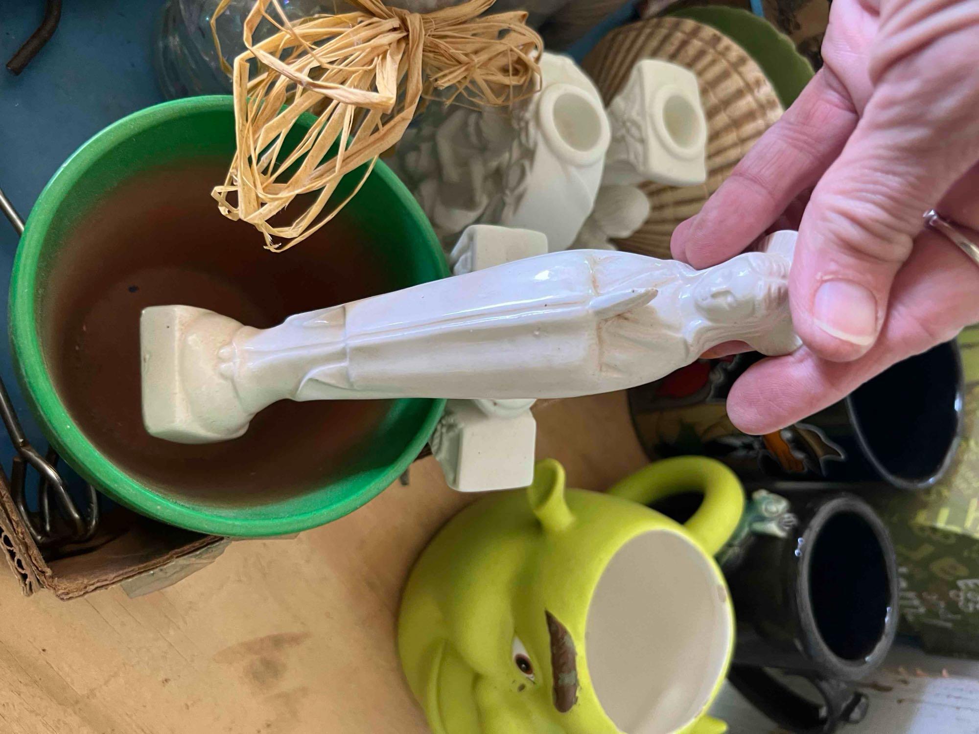 Box with a sifter, cookie cutters, flower vase, salt and pepper shakers, decorating tips and other