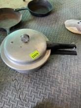 Aluminum pressure cooker with lid