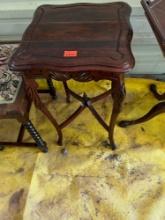 4 leg parlor table Measurements in photos