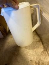 Picture with lid and other kitchen plasticware
