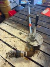 Manual dispensing pump