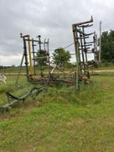 30 foot chisel plow John Deere , must bring something to load it with