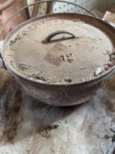 12 in Cast iron Dutch oven and extra lid