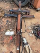 Gooseneck bale spike with hydraulic pump