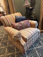 Side chair 2 pillows bring help to move