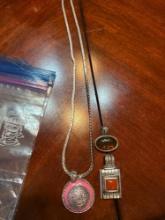 Pendant necklace with extra pendants