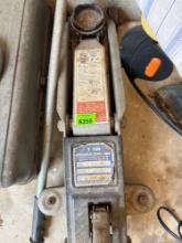 Hydraulic floor jack
