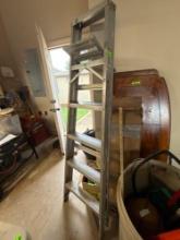 Standing ladder