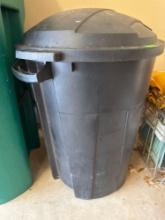 Trash barrel with lid