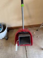 Large dust pan, hand spreader