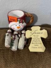 Cross, christmas mug and 3 wooden snowmen