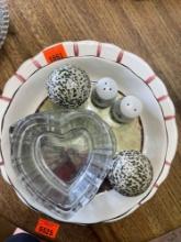 Decorative plates, Christmas salt and pepper shaker and flower decor salt/pepper shaker