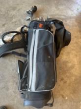 Golf bag with golf clubs