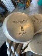 Golf bag with golf clubs