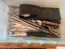 Knives, tongs, in box