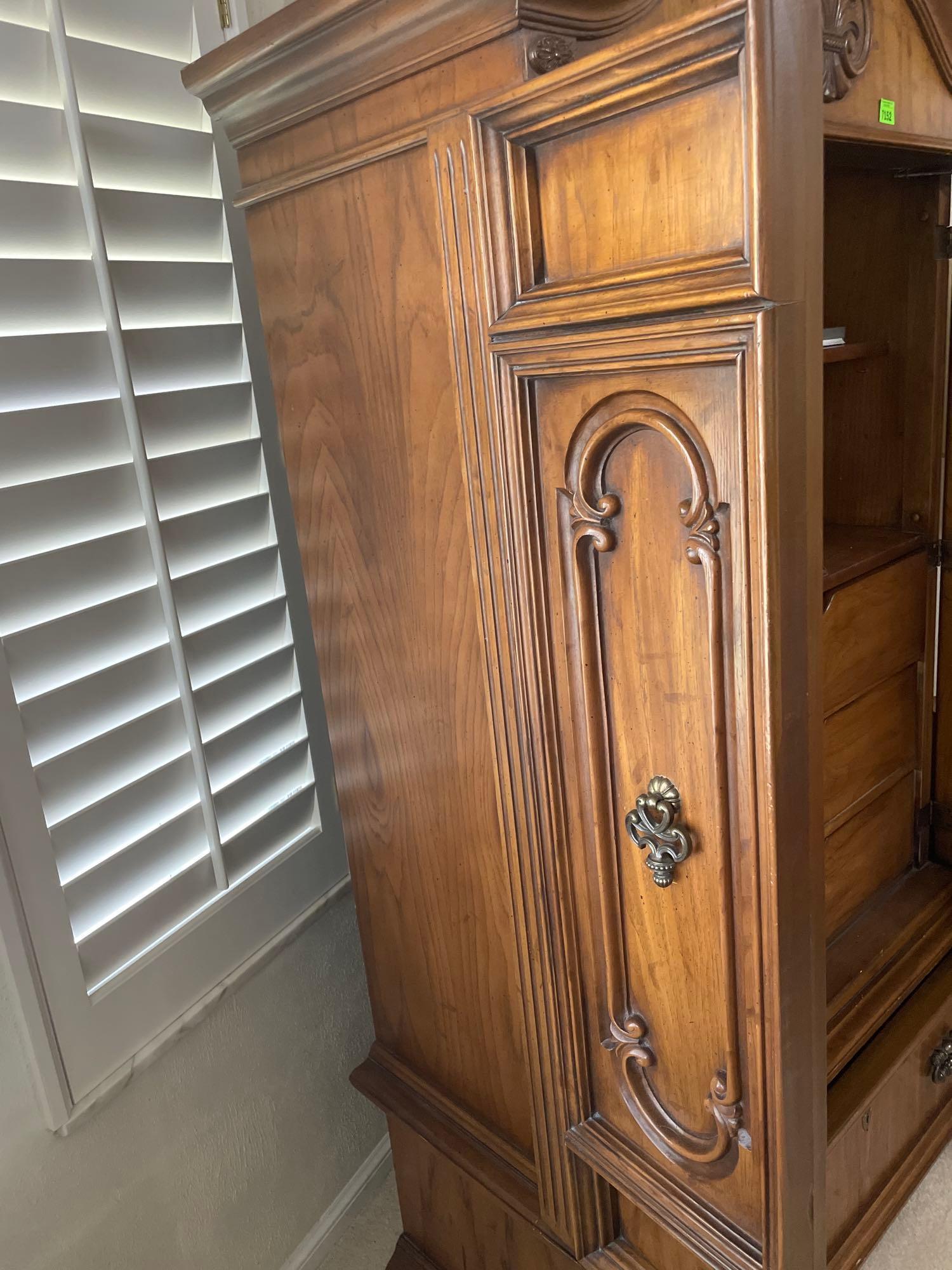 armoire stand