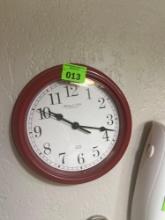 Round wall clock
