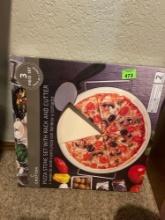 Pizza stone and cutter