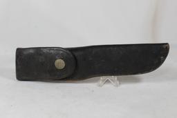 Buck small sheath knife with 4.25 inch blade. Original leather sheath. Knife is in good condition.