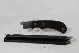 Kershaw blade trader comes with three blades and interchangeable handle. Original leather sheath.