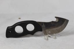 United gut hook skinner with 2.75 inch blade. Original leather sheath. Knife is in good condition.