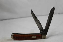 Schrade Walden trapper with 3 inch blade. Jigged bone scales. Blades have been put on a grinder.