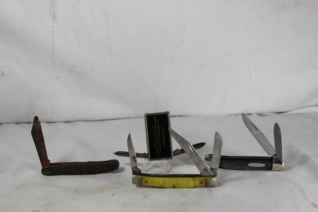 Small two blade Colonial Range, small three blade Stockman with yellow scales, small two blade