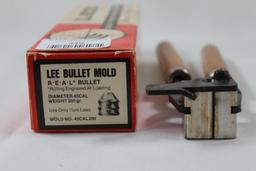 One lee wood handles single cavity bullet mold 200 gr 45 cal. Used in box.