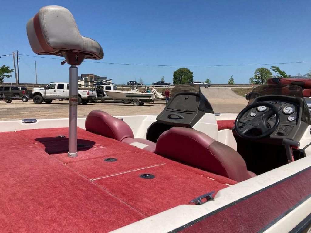 Skeeter Bass Boat 2001 Model with Yamaha V Max 150hp motor 2001 model. 18.5' length. Has Minn Kota