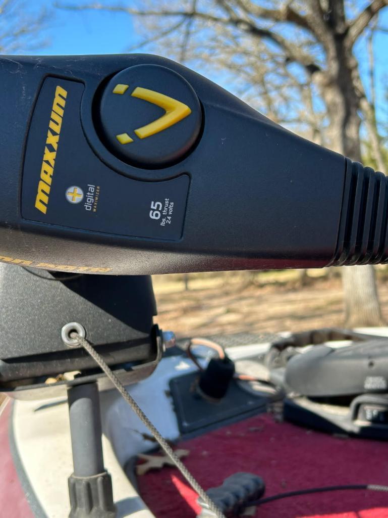Skeeter Bass Boat 2001 Model with Yamaha V Max 150hp motor 2001 model. 18.5' length. Has Minn Kota