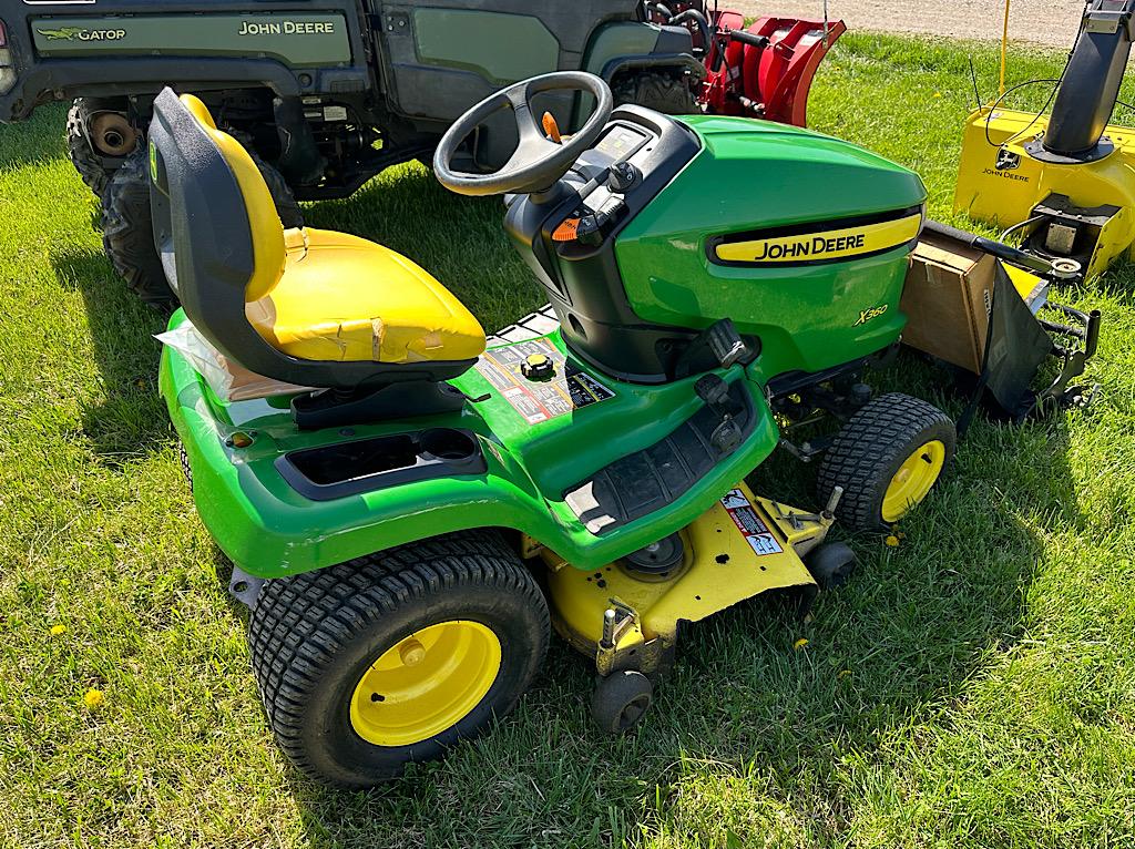 JOHN DEERE X360 RIDING MOWER