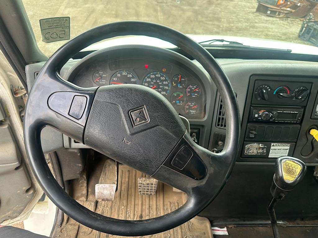 2004 INTERNATIONAL 4300 SBA 4x2