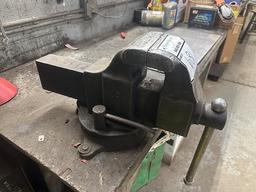 WORK BENCH WITH VICE