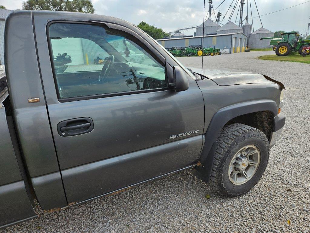 2002 Chevy 2500HD Regular Cab 4X4 Pickup