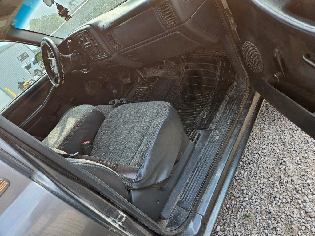 2002 Chevy 2500HD Regular Cab 4X4 Pickup